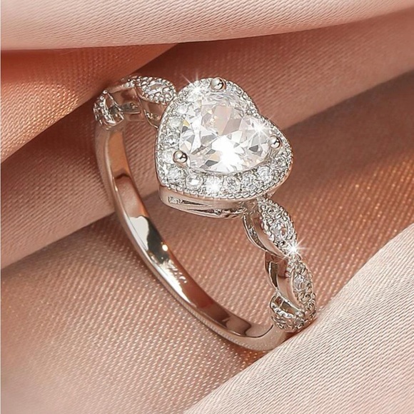 💜LUXURY HEART RING💜 - Picture 1 of 3